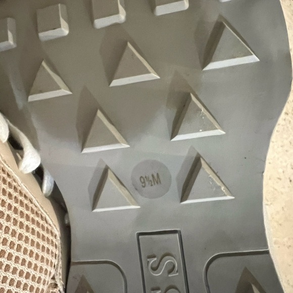 GUESS Women's Invited Sneaker Size 9.5 - Picture 5 of 9